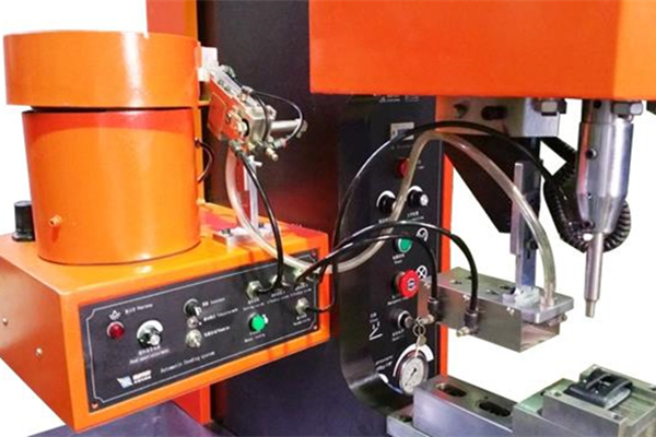 自動送料鉚接機不僅安裝方便且提高生產效率！